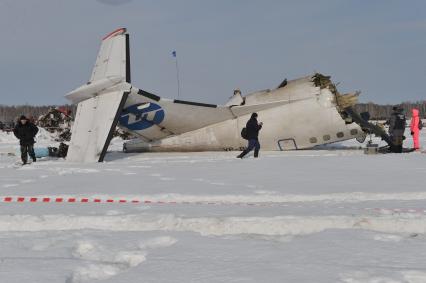 Авиакатастрофа под Тюменью. На снимке: обломки пассажирского самолета ATR-72 авиакомпании `ЮТэйр`.