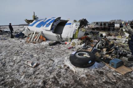 Авиакатастрофа под Тюменью. На снимке: обломки пассажирского самолета ATR-72 авиакомпании `ЮТэйр`.