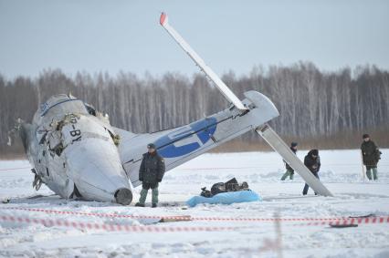 Авиакатастрофа под Тюменью. На снимке: обломки пассажирского самолета ATR-72 авиакомпании `ЮТэйр`.