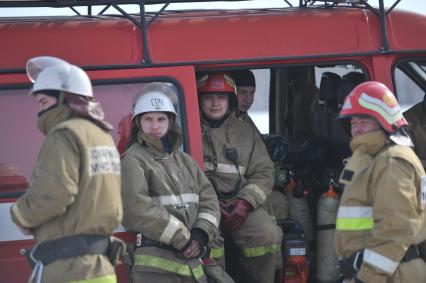 Авиакатастрофа под Тюменью. На снимке: пожарная служба на место собятия.