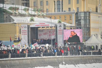 Болотная площадь. На снимке: журналист Леонид Парфенов во время выступления на митинге оппозиции `За честные выборы`.  Акция прошла в форме шествия от Калужской площади по улице Большая Якиманка до Болотной площади.