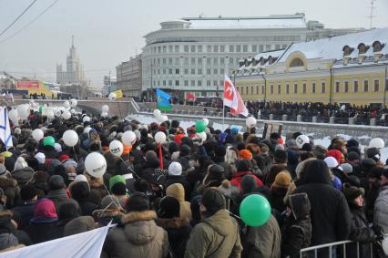 Болотная площадь. На снимке: участники митинга оппозиции `За честные выборы`.  Акция прошла в форме шествия от Калужской площади по улице Большая Якиманка до Болотной площади.