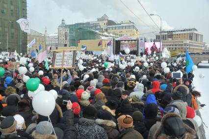 Болотная площадь. На снимке: участники митинга оппозиции `За честные выборы`.  Акция прошла в форме шествия от Калужской площади по улице Большая Якиманка до Болотной площади.