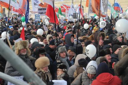 Болотная площадь. На снимке: участники митинга оппозиции `За честные выборы`.  Акция прошла в форме шествия от Калужской площади по улице Большая Якиманка до Болотной площади.