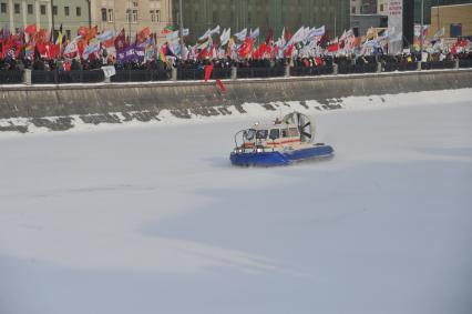 Болотная площадь. На снимке: участники митинга оппозиции `За честные выборы`.  Акция прошла в форме шествия от Калужской площади по улице Большая Якиманка до Болотной площади.