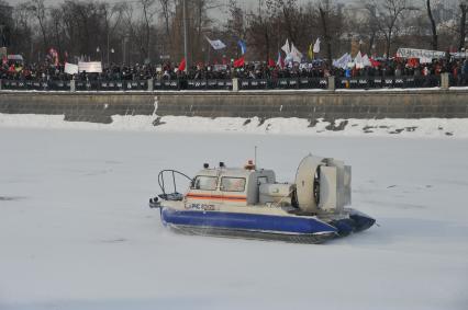 Болотная площадь. На снимке: участники митинга оппозиции `За честные выборы`. Акция прошла в форме шествия от Калужской площади по улице Большая Якиманка до Болотной площади.