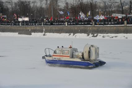 Болотная площадь. На снимке: участники митинга оппозиции `За честные выборы`.  Акция прошла в форме шествия от Калужской площади по улице Большая Якиманка до Болотной площади.