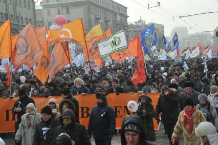 Болотная площадь. На снимке: участники митинга оппозиции `За честные выборы`.  Акция прошла в форме шествия от Калужской площади по улице Большая Якиманка до Болотной площади.