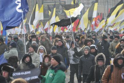 Болотная площадь. На снимке: участники митинга оппозиции `За честные выборы`.  Акция прошла в форме шествия от Калужской площади по улице Большая Якиманка до Болотной площади.