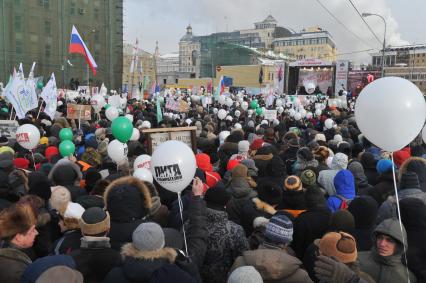 Болотная площадь. На снимке: участники митинга оппозиции `За честные выборы`.  Акция прошла в форме шествия от Калужской площади по улице Большая Якиманка до Болотной площади.