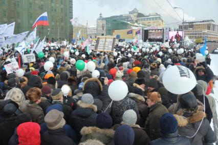 Болотная площадь. На снимке: участники митинга оппозиции `За честные выборы`.  Акция прошла в форме шествия от Калужской площади по улице Большая Якиманка до Болотной площади.