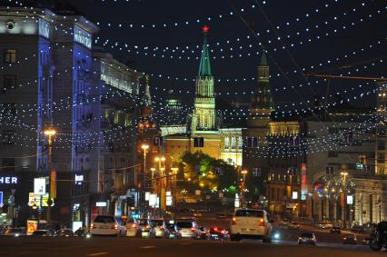 Ахитектурно-художественная подсветка зданий Москвы. На снимке: автомобили на Тверской улице.