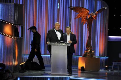 Crocus City Hall. 25-ая юбилейная торжественная церемония вручения Национальной кинематографической премии `Ника`. На снимке: режиссер Юлий Гусман и актер, режиссер Геннадий Хазанов.