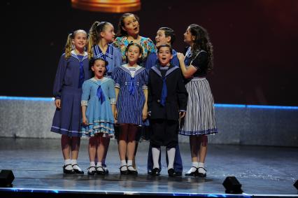 Crocus City Hall. 25-ая юбилейная торжественная церемония вручения Национальной кинематографической премии `Ника`. На снимке: актеры мюзикла `Звуки музыки`  актриса Гусева Екатерина (в центре на втором плане).