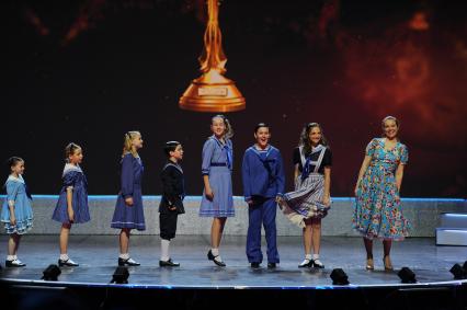 Crocus City Hall. 25-ая юбилейная торжественная церемония вручения Национальной кинематографической премии `Ника`. На снимке: актеры мюзикла `Звуки музыки`   актриса Гусева Екатерина (справа).