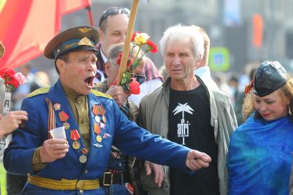 Ветераны во время празднования 67-й годовщины победы в Великой Отечественной войне. На снимке: тост в честь дня Победы.