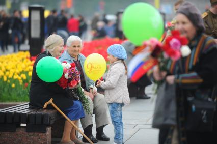 Ветераны во время празднования 67-й годовщины победы в Великой Отечественной войне. На снимке: девочка поздравляет ветеранок ВОВ.