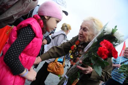 Ветераны во время празднования 67-й годовщины победы в Великой Отечественной войне. На снимке: поздравления от правнуков.