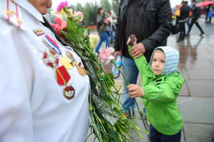 Ветераны во время празднования 67-й годовщины победы в Великой Отечественной войне. На снимке: поздравления от правнуков.