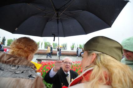 Ветераны во время празднования 67-й годовщины победы в Великой Отечественной войне. На снимке: девушка поздравляет ветерана ВОВ.