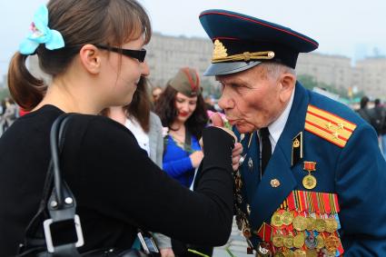 Ветераны во время празднования 67-й годовщины победы в Великой Отечественной войне. На снимке: девушка и ветеран ВОВ.