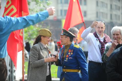 Ветераны во время празднования 67-й годовщины победы в Великой Отечественной войне. На снимке: тост в честь дня Победы.