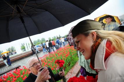 Ветераны во время празднования 67-й годовщины победы в Великой Отечественной войне. На снимке: девушка поздравляет ветерана ВОВ.