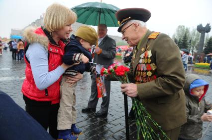 Ветераны во время празднования 67-й годовщины победы в Великой Отечественной войне. На снимке: поздравления от правнуков.