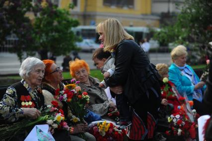 Ветераны во время празднования 67-й годовщины победы в Великой Отечественной войне. На снимке: поздравления от правнуков.