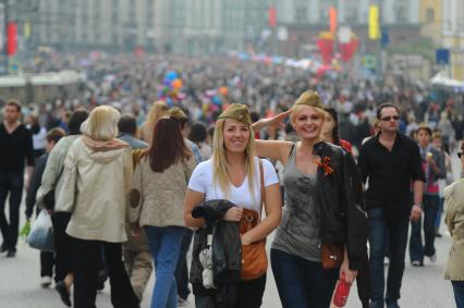 9 мая. На снимке: подруги гуляют по праздничному городу.