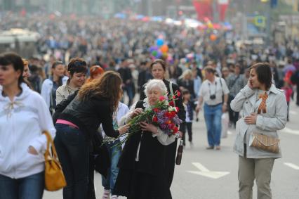 9 мая. На снимке: женщины поздравляют ветеранку с Днем Победы.