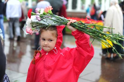 День Победы. Девочка с букетом гвоздик.