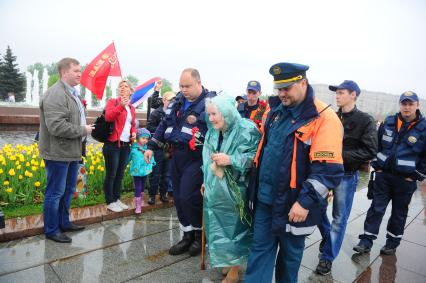 9 мая. Ветеранка ВОВ и сотрудники МЧС.