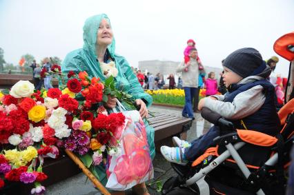 9 мая. Ветеранка ВОВ и ребенок.