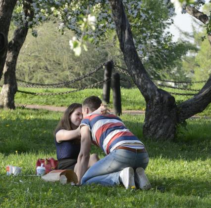 Жанровая фотография. Свидание. На снимке: прогулка влюбленных.