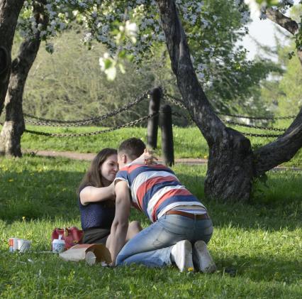 Жанровая фотография.  Свидание. На снимке: прогулка влюбленных.