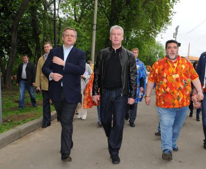 Парк Горького. Фестиваль искусств `Черешневый лес`. На снимке (слева направо): руководитель Департамента культуры города Москвы Сергей Капков, мэр Москвы Сергей Собянин и глава компании `Bosco de Gillegi` Михаил Куснирович.