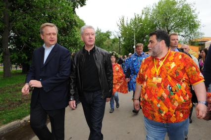 Парк Горького. Фестиваль искусств `Черешневый лес`. На снимке (слева направо): руководитель Департамента культуры города Москвы Сергей Капков, мэр Москвы Сергей Собянин и глава компании `Bosco de Gillegi` Михаил Куснирович (справа).