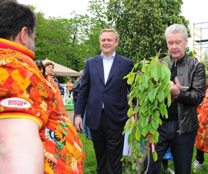 Парк Горького. Фестиваль искусств `Черешневый лес`. На снимке (слева направо): руководитель Департамента культуры города Москвы Сергей Капков и мэр Москвы Сергей Собянин.