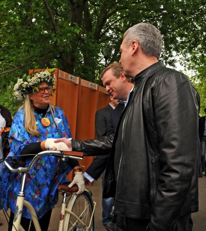 Парк Горького. Фестиваль искусств `Черешневый лес`. На снимке (слева направо): президент Благотворительного фонда `Русский Силуэт` Татьяна Михалкова, руководитель Департамента культуры города Москвы Сергей Капков и мэр Москвы Сергей Собянин.