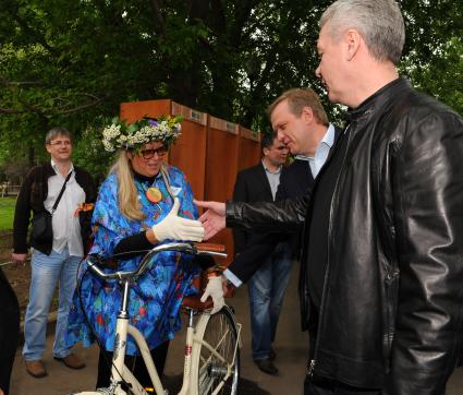 Парк Горького. Фестиваль искусств `Черешневый лес`. На снимке (слева направо): президент Благотворительного фонда `Русский Силуэт` Татьяна Михалкова, руководитель Департамента культуры города Москвы Сергей Капков и мэр Москвы Сергей Собянин.