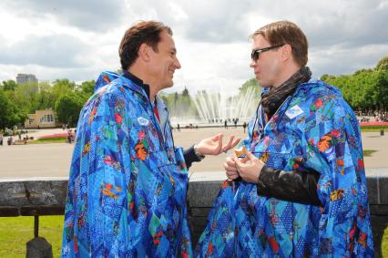 Парк Горького. Фестиваль искусств `Черешневый лес`. На снимке: актер Олег Меньшиков и художественный руководитель Театра Наций, актер Евгений Миронов (слева направо).