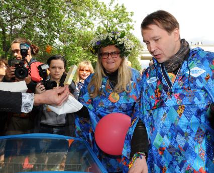 Парк Горького. Фестиваль искусств `Черешневый лес`. На снимке: президент Благотворительного фонда `Русский Силуэт` Татьяна Михалкова и художественный руководитель Театра Наций, актер Евгений Миронов (слева направо).