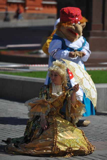 Дама с зонтом. Ростовая кукла `Баба-Яга` (не заднем плане)