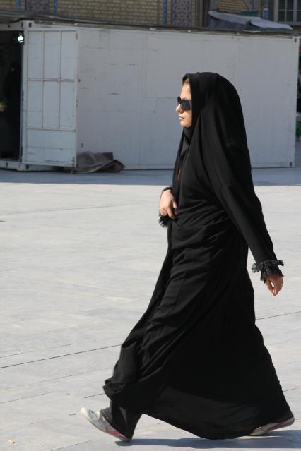 Кум. На снимке: мусульманка идет по улице.