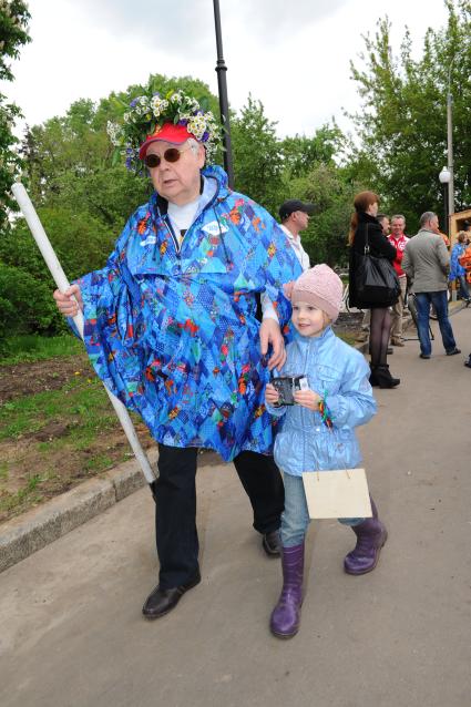 Парк Горького. Фестиваль искусств `Черешневый лес`. Посадка деревьев. На снимке: художественный руководитель МХТ имени Чехова Олег Табаков с дочкой Машей.