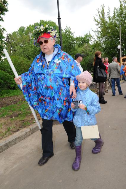 Парк Горького. Фестиваль искусств `Черешневый лес`. Посадка деревьев. На снимке: художественный руководитель МХТ имени Чехова Олег Табаков  с дочкой Машей.