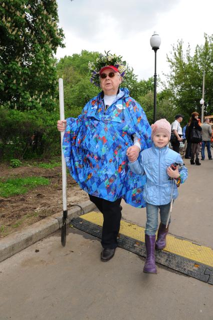 Парк Горького. Фестиваль искусств `Черешневый лес`. Посадка деревьев. На снимке: художественный руководитель МХТ имени Чехова Олег Табаков  с дочкой Машей.