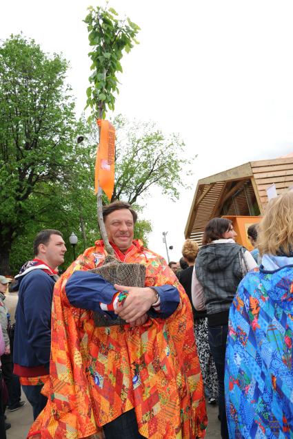 Парк Горького. Фестиваль искусств `Черешневый лес`. Посадка деревьев. На снимке: адвокат Михаил Барщевский.