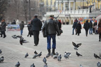 Манежная площадь. На снимке: прохожие люди и стая голубей.